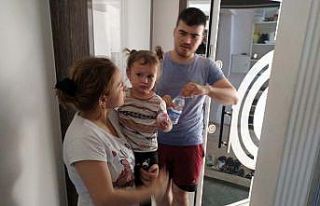 Odasında mahsur kalan 3 yaşındaki kızı itfaiye...