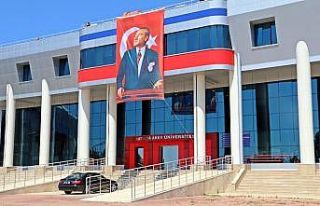 Öğrenciler evcil hayvanlarına üniversite kampüsündeki...