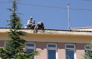 Okul çatısında tehlikeli çalışma