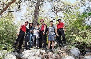 Ormanlık alanda kaybolan 4 tatilciyi JAK buldu