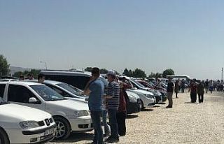 Oto Pazarı’nda bayram yoğunluğu