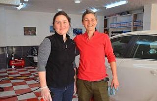 Oto yıkama dükkanında iki kız kardeş erkek meslektaşlarına...