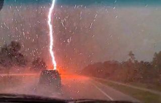 Otobanda seyreden araca yıldırım düştü