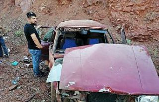 Otomobil dağa çarptı: 4 yaralı