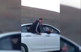 Otomobilin camında tehlikeli yolculuk