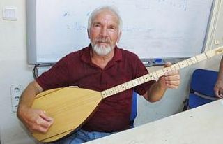 Ozanlara özendi 66 yaşında bağlama kursuna katıldı
