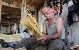 (Özel) 52 yıldır süpürge yapıyor