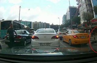 (Özel) Mecidiyeköy’de motosikletlinin kadına...