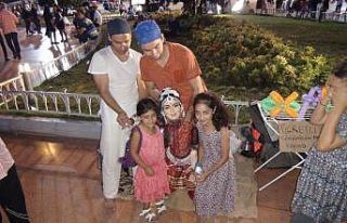 (Özel) Taksim Meydanı’nda kukla oynatan turistlere...