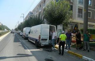 Park halindeki araca çarpan sürücü yaralandı