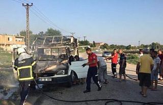 Park halindeki kamyonet yanarak kullanılamaz hale...