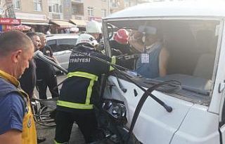 Park halindeyken hareket eden panelvan araç kazaya...