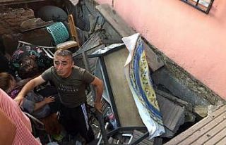 Pendik’te apartmanın bahçesinde çukur oluştu:...