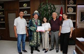 Rektör Ünal,  Kazak öğrencileri ağırladı