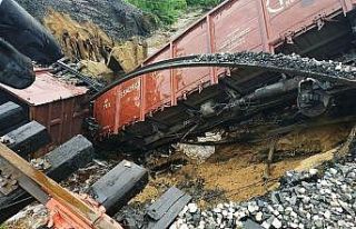 Rusya’da menfez çöktü, yük treni raydan çıktı