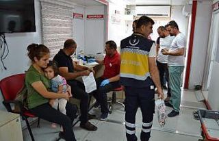 Sağlık çalışanları ve vatandaşlardan kan ve...