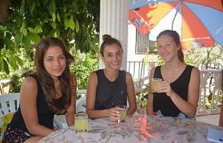 Şampiyon voleybolcular Apollon’un gezdi