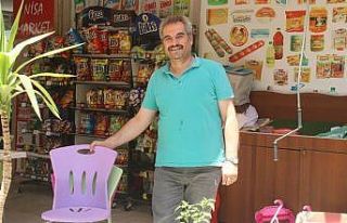 Sandalyeleri kafasının üstüne koyarak böyle çaldı