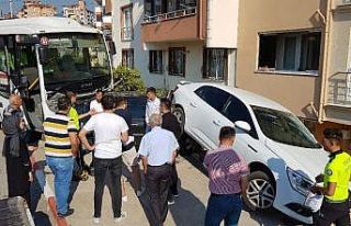 Servis aracı park halindeki araçları biçti