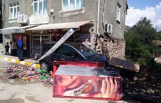 Seyir halinde emniyet kemerini takarken marketin dolabına...