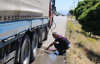 Seyir halindeki tırın balatalarından çıkan duman...