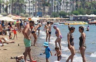 Sıcak havada bunalan tatilciler plaja akın etti