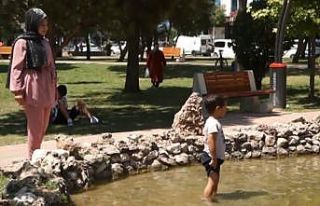 Sıcaktan bunalan çocuklar süs havuzlarına akın...