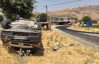Siirt’te virajı alamayan araç takla attı