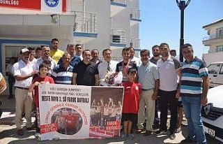 Sinoplu güreşçiye davullu-zurnalı tören