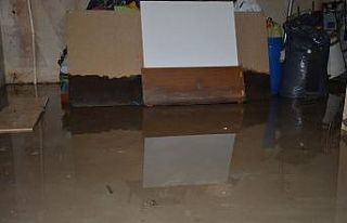 Site sakinleri binayı basan su sorununun giderilmesini...