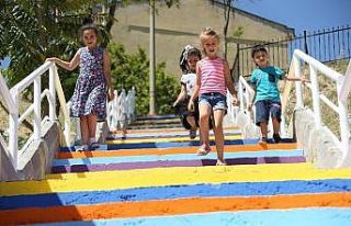 Sokak merdivenlerini gökkuşağı gibi rengarenk...