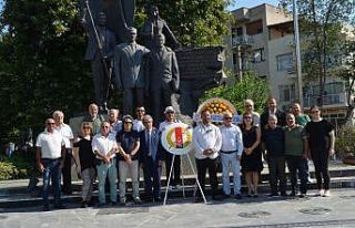 Söke’de gazeteciler Atatürk Anıtı’na çelenk...