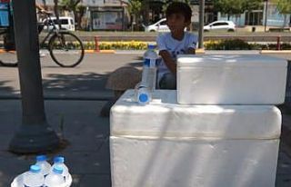 Su satarak bayram harçlıklarını çıkarıyorlar