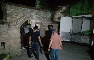 Tarihi bina içerisinde ipe asılı halde bulundu