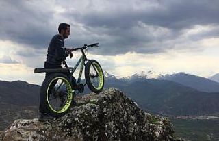 Tarihi Çukurca Kalesi’nin zirvesine bisikletle...