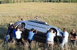 Tarlaya uçup yan yatan otomobil imece usulü düzeltildi
