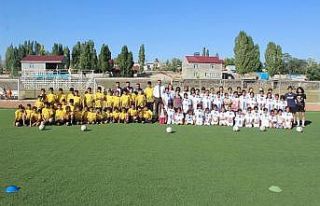 Taşlıçay’da 140 öğrenciye spor malzemesi dağıtıldı