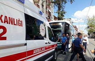 Telefona dalan kadına tramvay çarptı
