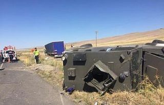 Tır zırhlı polis aracına çarptı: 1 polis yaralı