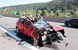 Tıra arkadan çarpan otomobil hurdaya döndü: 2...