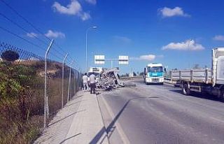 Tırın üzerinde bulunan iş makinesi kamyonetin...