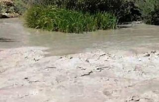 Tohma çayında çamur akıyor