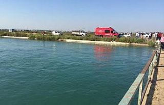 Topu almak için sulama kanalına giren çocuklardan...