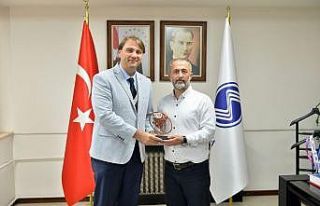 Türkiye Ragbi Federasyonundan Rektör Savaşan’a...