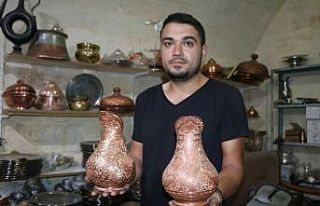 Üniversiteli bakırcı yaptığı ürünleri dünyaya...