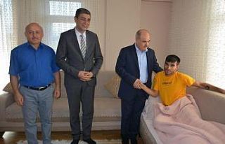 Vali Dağlı Gaziyi evinde ziyaret etti