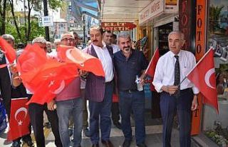 Vatandaşlara bayrak dağıtıldı