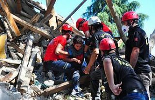 Yakınları enkaz altında kaldı, feryatlar yürek...