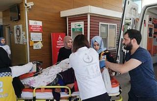 Yaşlı kadın durakta otobüs beklerken kamyonun...