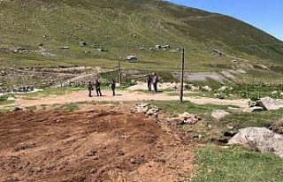 Yayla yolunu taşlarla kapatıp kaçak yapılaşmaya...